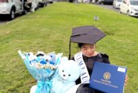 Ekspresi bahagia seorang lulusan S2 (Magister) Universitas Negeri Yogyakarta saat melihat map ijazah yang baru saja diterimanya pada hari kelulusan.