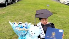 Ekspresi bahagia seorang lulusan S2 (Magister) Universitas Negeri Yogyakarta saat melihat map ijazah yang baru saja diterimanya pada hari kelulusan.