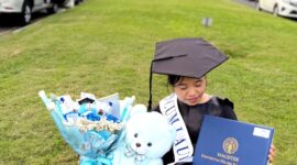 Ekspresi bahagia seorang lulusan S2 (Magister) Universitas Negeri Yogyakarta saat melihat map ijazah yang baru saja diterimanya pada hari kelulusan.