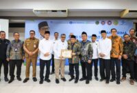 Jajaran panitia, pejabat daerah, Wagub Dimyati, serta perwakilan dari Bank Indonesia, Bank Muamalat, dan PT Gajah Tunggal Tbk menunjukkan sertifikat halal yang telah diserahkan secara simbolis kepada perwakilan UMKM