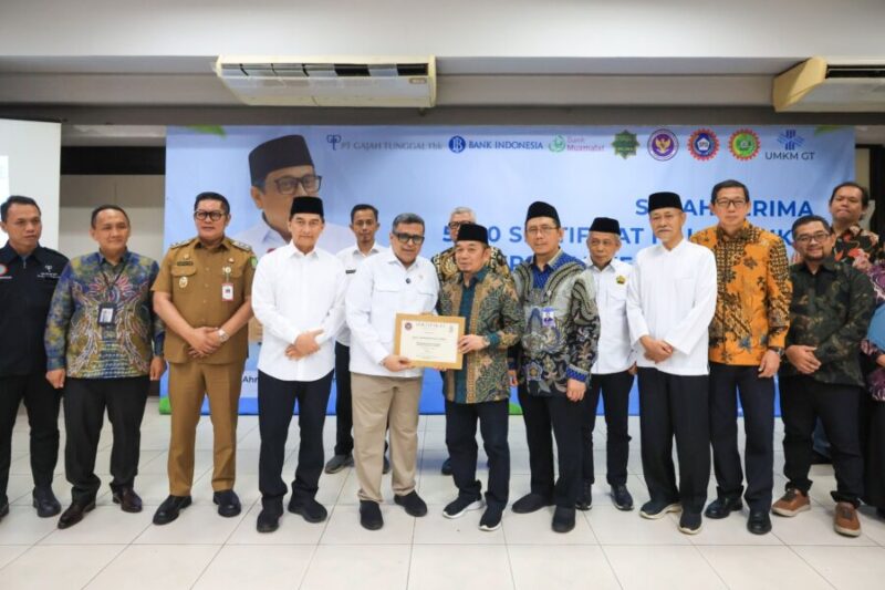 Jajaran panitia, pejabat daerah, Wagub Dimyati, serta perwakilan dari Bank Indonesia, Bank Muamalat, dan PT Gajah Tunggal Tbk menunjukkan sertifikat halal yang telah diserahkan secara simbolis kepada perwakilan UMKM