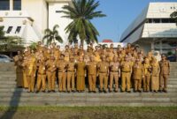 Jajaran aparatur sipil negara (ASN) daerah kompak berpose dengan gestur kepalan tangan di dada saat sesi foto bersama di tangga luar ruangan kompleks gedung dewan, Kabupaten Tangerang