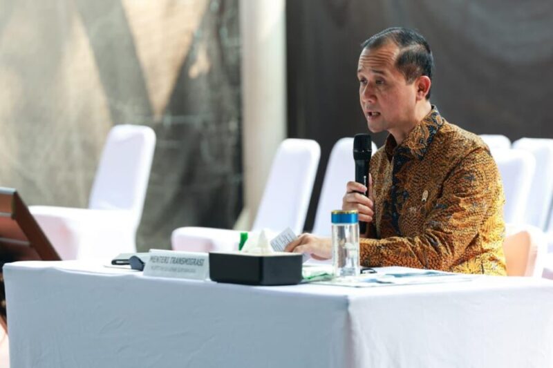 Menteri Transmigrasi menyerahkan secara simbolis 115 Sertipikat Hak Milik (SHM) kepada masyarakat transmigran Unit Permukiman Transmigrasi (UPT) Saluandeang, Kabupaten Mamuju Tengah, Sulawesi Barat, melalui Zoom Meeting, Senin (29/6). Penyerahan SHM mengakhiri penantian hampir delapan tahun masyarakat untuk memperoleh kepastian hukum atas lahan yang telah mereka tempati sejak 2018.