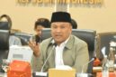 mengabadikan momen saat politikus Partai Gerindra, Sugiat Santoso, menyampaikan intervensi dan catatan penting di sela-sela rapat kerja anggota dewan. Beliau menyampaikan bahwa evaluasi terhadap program Latsarmil merupakan hal yang wajar demi peningkatan mutu dan kualitas pelaksanaan ke depan.