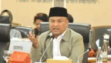 mengabadikan momen saat politikus Partai Gerindra, Sugiat Santoso, menyampaikan intervensi dan catatan penting di sela-sela rapat kerja anggota dewan. Beliau menyampaikan bahwa evaluasi terhadap program Latsarmil merupakan hal yang wajar demi peningkatan mutu dan kualitas pelaksanaan ke depan.