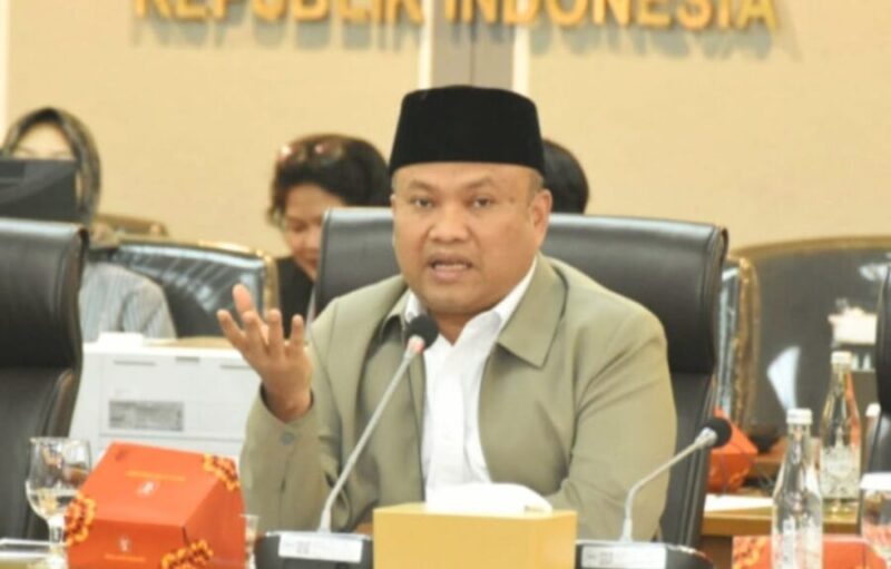mengabadikan momen saat politikus Partai Gerindra, Sugiat Santoso, menyampaikan intervensi dan catatan penting di sela-sela rapat kerja anggota dewan. Beliau menyampaikan bahwa evaluasi terhadap program Latsarmil merupakan hal yang wajar demi peningkatan mutu dan kualitas pelaksanaan ke depan.