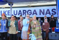 menampilkan momen saat Ketua Tim Penggerak PKK Kota Palembang berpose bersama jajaran inti pengurus dan pejabat pemerintah daerah yang hadir.