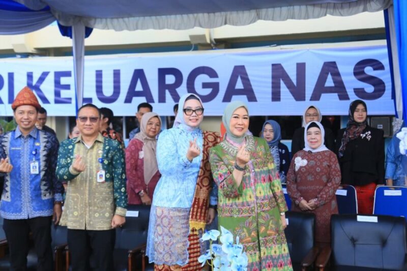 menampilkan momen saat Ketua Tim Penggerak PKK Kota Palembang berpose bersama jajaran inti pengurus dan pejabat pemerintah daerah yang hadir.