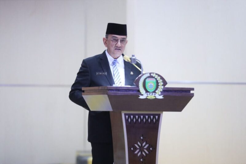 Sekda Sumsel Edward Candra menyampaikan pidato penjelasan eksekutif di podium ruang sidang utama DPRD Provinsi Sumsel terkait laporan pertanggungjawaban pelaksanaan APBD Tahun Anggaran 2025.