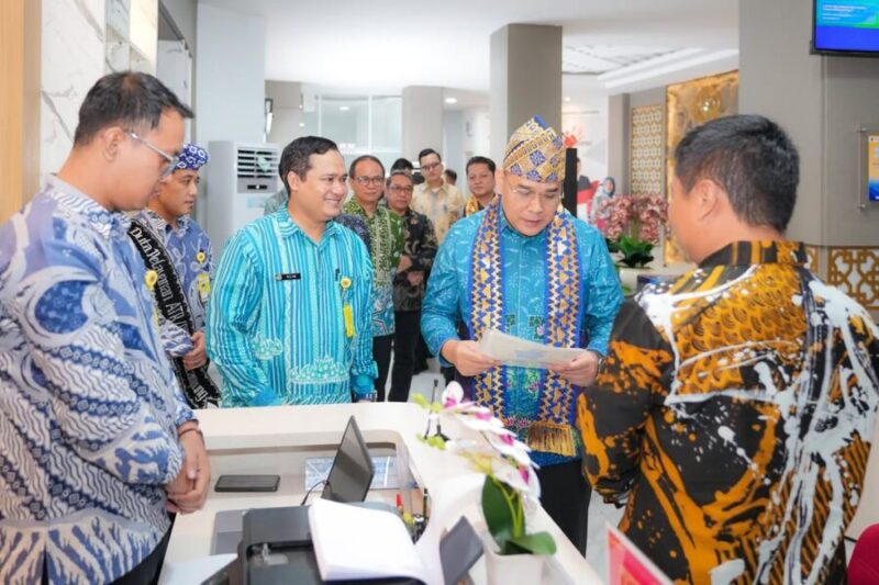 Momen Wakil Menteri ATR/Waka BPN Ossy Dermawan Saat Memeriksa Dokumen di Area Loket Pelayanan