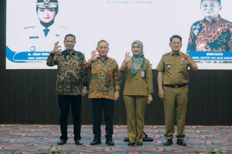 Sukses digelar, Jihan Nurlela bersama Wamen HAM Mugianto dan jajaran pejabat Pemprov Lampung berpose bersama di akhir pemaparan materi