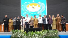 Mendagri Muhammad Tito Karnavian bersama para pemangku kepentingan usai Rapat Koordinasi Perluasan Piloting Digitalisasi Bansos di Jakarta, Selasa (30/6/2026)