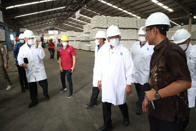 Gubernur Banten Andra Soni mengamati proses produksi pakan ternak modern sebagai bentuk penguatan sinergi antara pemerintah daerah dan dunia industri dalam mendorong kemandirian ekonomi masyarakat.