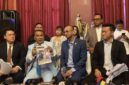 Raffi Ahmad didampingi kuasa hukumnya, Hotman Faris Hutapea, menyampaikan keterangan pers di Jakarta, Kamis (11/6/2026). (Jennus)