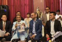 Raffi Ahmad didampingi kuasa hukumnya, Hotman Faris Hutapea, menyampaikan keterangan pers di Jakarta, Kamis (11/6/2026). (Jennus)