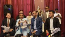 Raffi Ahmad didampingi kuasa hukumnya, Hotman Faris Hutapea, menyampaikan keterangan pers di Jakarta, Kamis (11/6/2026). (Jennus)