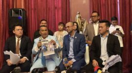 Raffi Ahmad didampingi kuasa hukumnya, Hotman Faris Hutapea, menyampaikan keterangan pers di Jakarta, Kamis (11/6/2026). (Jennus)