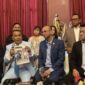 Raffi Ahmad didampingi kuasa hukumnya, Hotman Faris Hutapea, menyampaikan keterangan pers di Jakarta, Kamis (11/6/2026). (Jennus)
