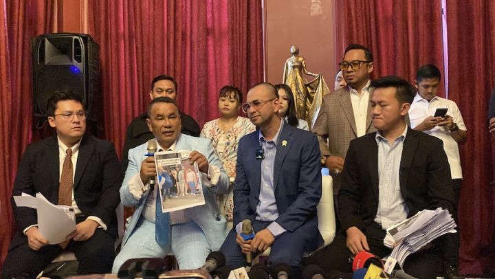 Raffi Ahmad didampingi kuasa hukumnya, Hotman Faris Hutapea, menyampaikan keterangan pers di Jakarta, Kamis (11/6/2026). (Jennus)