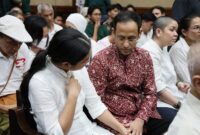 Nadiem Anwar Makarim dan istri di ruang sidang pengadilan tipikor pada Pengadilan Negeri Jakarta Pusat. (Jennus)