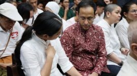 Nadiem Anwar Makarim dan istri di ruang sidang pengadilan tipikor pada Pengadilan Negeri Jakarta Pusat. (Jennus)