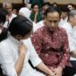 Nadiem Anwar Makarim dan istri di ruang sidang pengadilan tipikor pada Pengadilan Negeri Jakarta Pusat. (Jennus)