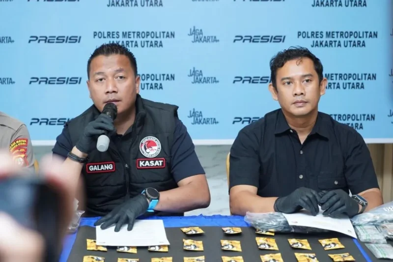 Kepala Satuan Reserse Narkoba Polres Metro Jakarta Utara AKBP Ari Galang Saputro memberikan keterangan pers di Jakarta, Minggu (7/6/200/26). (Jennus)