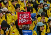 Massa demo membentangkan tuntutan utama menyangkut program MBG. (Nurphoto via Getty Images)