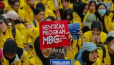 Massa demo membentangkan tuntutan utama menyangkut program MBG. (Nurphoto via Getty Images)