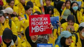 Massa demo membentangkan tuntutan utama menyangkut program MBG. (Nurphoto via Getty Images)