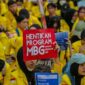 Massa demo membentangkan tuntutan utama menyangkut program MBG. (Nurphoto via Getty Images)