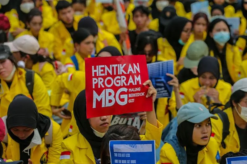 Massa demo membentangkan tuntutan utama menyangkut program MBG. (Nurphoto via Getty Images)