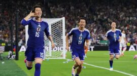 Para pemain Timnas Jepang merayakan gol Daichi Kamada (kiri) ke gawang Timnas Tunisia di Piala Dunia 2026. (AP Photo/Matias Delacroix)