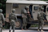 Tentara Israel merusak dan menjarah rumah warga sipil.dalam.mtlancarkan invasi ke Lebanon Selatan. (AFP/Malas Meinar)