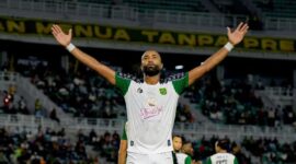 Yuran Fernandes berselebrasi usai menyundul bola ke gawang PSMS dan membuat Persebaya unggul 1-0 pada menit ke-45+1. (Jennus)