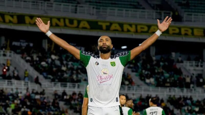 Yuran Fernandes berselebrasi usai menyundul bola ke gawang PSMS dan membuat Persebaya unggul 1-0 pada menit ke-45+1. (Jennus)