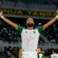 Yuran Fernandes berselebrasi usai menyundul bola ke gawang PSMS dan membuat Persebaya unggul 1-0 pada menit ke-45+1. (Jennus)