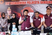 Kepala Satuan Reserse Narkoba Polresta Bandung Komisaris Polisi Made Putra Yudistira dalam.ungkap kasus di Mapolres Bandung, Kamis (30/7/2026). (Polres Bandung)