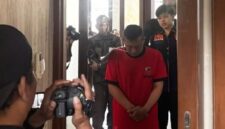 Tersangka Taufik Hidayat dalam rekonstruksi yang dipusatkan di Markas Polda Jawa Barat, Bandung, Jumat (3/7/2026). (Jennus)