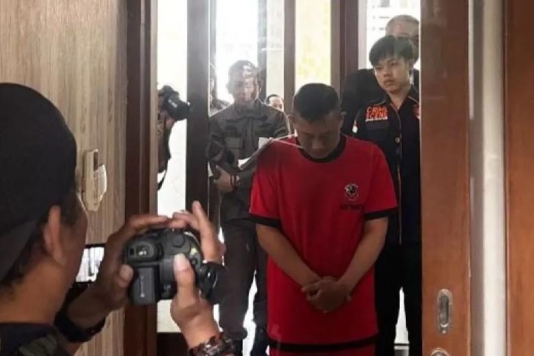 Tersangka Taufik Hidayat dalam rekonstruksi yang dipusatkan di Markas Polda Jawa Barat, Bandung, Jumat (3/7/2026). (Jennus)