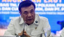 Menteri Koordinator Bidang Politik dan Keamanan Djamari Chaniago menyampaikan keterangan pers. (Antara Foto)