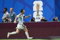 Pemain Argentina Lionel Messi mengejar bola untuk kemudian dilesatkan ke gawang Mesir (XInhua/Huang)