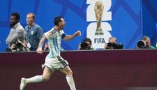 Pemain Argentina Lionel Messi mengejar bola untuk kemudian dilesatkan ke gawang Mesir (XInhua/Huang)