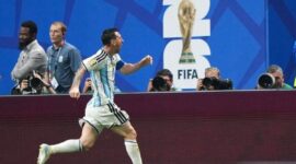 Pemain Argentina Lionel Messi mengejar bola untuk kemudian dilesatkan ke gawang Mesir (XInhua/Huang)