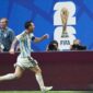 Pemain Argentina Lionel Messi mengejar bola untuk kemudian dilesatkan ke gawang Mesir (XInhua/Huang)