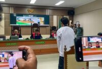 Terdakwa Tirif Riwanto (membelakangi kamera) mendengarkan vonis yang dibacakan majelis hakim di Pengadilan Negeri Indramayu. (Jennus)