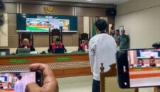 Terdakwa Tirif Riwanto (membelakangi kamera) mendengarkan vonis yang dibacakan majelis hakim di Pengadilan Negeri Indramayu. (Jennus)