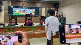 Terdakwa Tirif Riwanto (membelakangi kamera) mendengarkan vonis yang dibacakan majelis hakim di Pengadilan Negeri Indramayu. (Jennus)