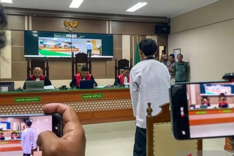 Terdakwa Tirif Riwanto (membelakangi kamera) mendengarkan vonis yang dibacakan majelis hakim di Pengadilan Negeri Indramayu. (Jennus)
