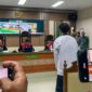 Terdakwa Tirif Riwanto (membelakangi kamera) mendengarkan vonis yang dibacakan majelis hakim di Pengadilan Negeri Indramayu. (Jennus)